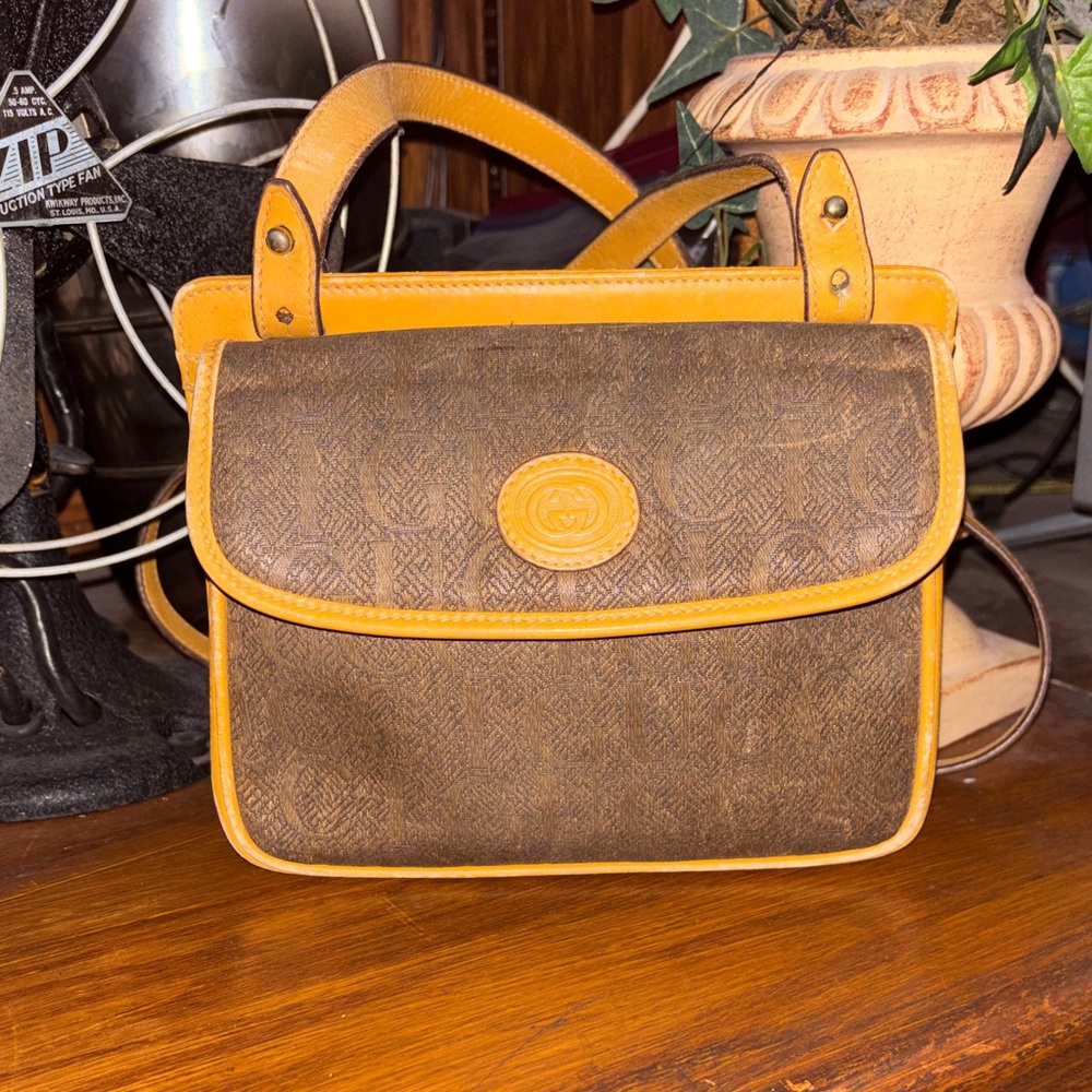 Gucci leather Crossbody camel vintage logo
